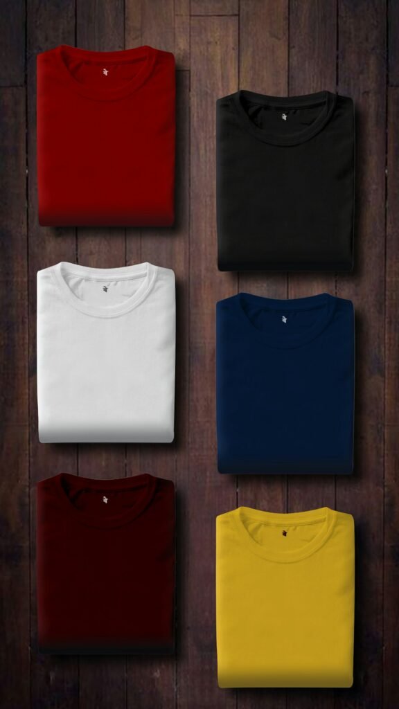 T-shirts colorés pliés et empilés sur un plan en bois